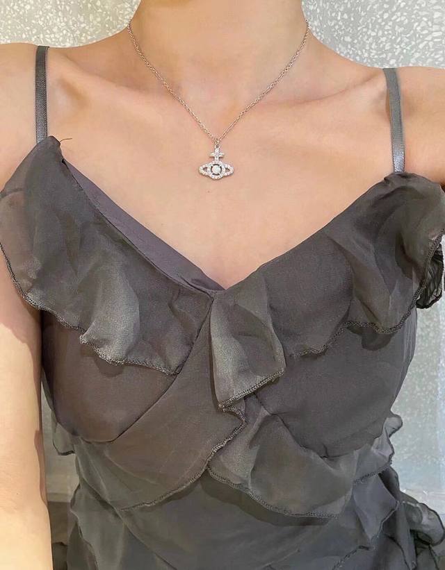 High-quality details as shown in the picture, necklace and bracelet by Vivienne