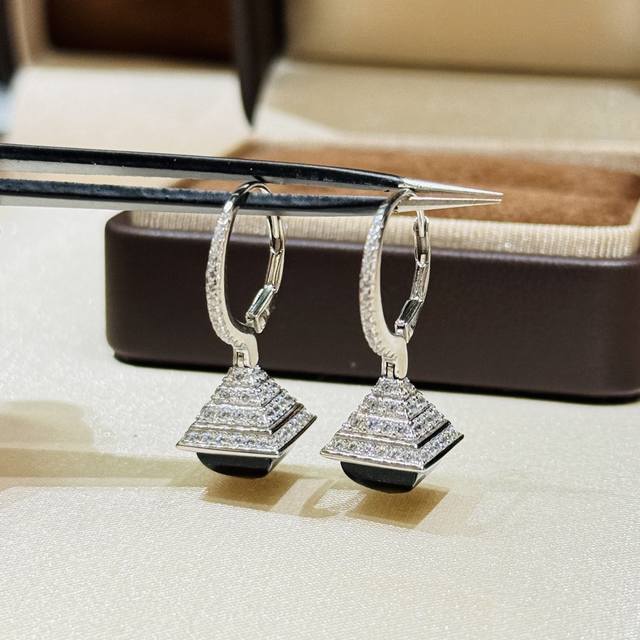A6627 New obsidian pyramid full diamond earrings from a big brand. A truly capti