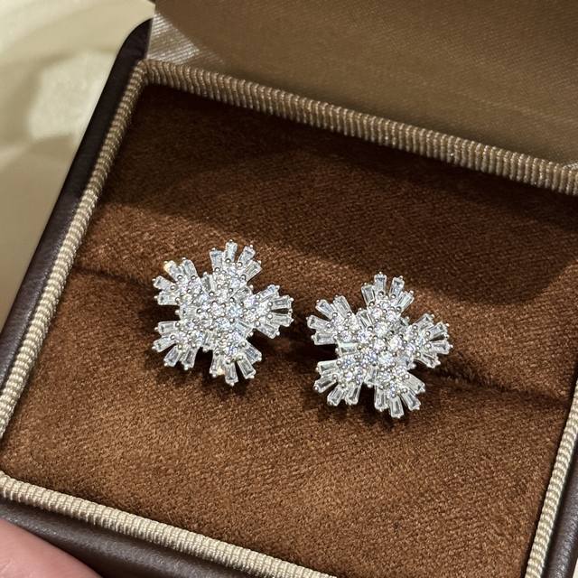 A6615 Classic and durable step-cut diamond snowflake earrings. Forget-Me-Not DDD