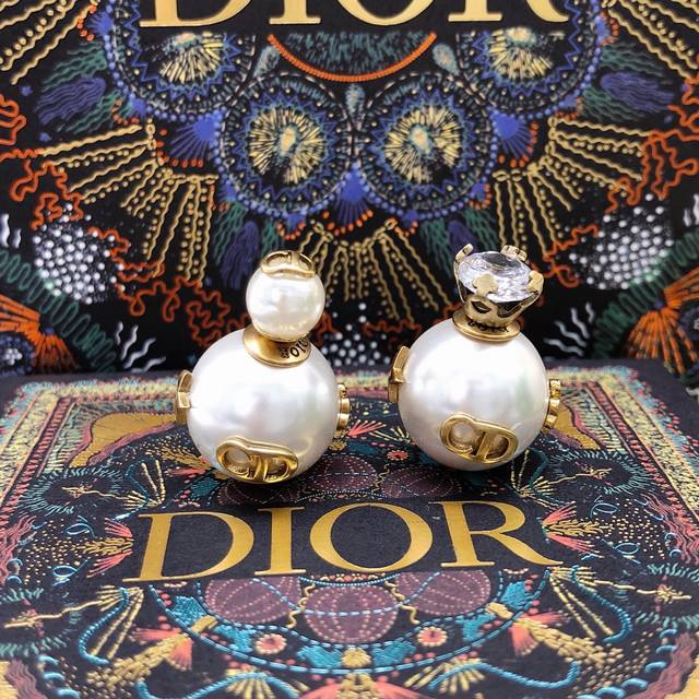 No.Ded0379 Dior CD star-sized pearl earrings with single diamond on the ear, the