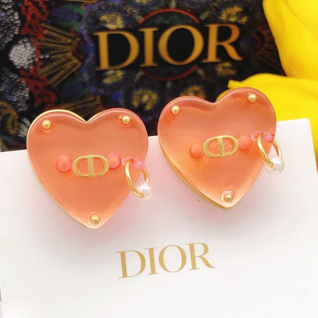 No. Ded0196 Dior CD pink heart earrings are very unique and reworked to create