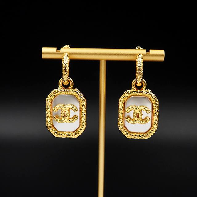 Xiaoxiang's antique auspicious cloud pattern white mother-of-pearl earrings Xe56