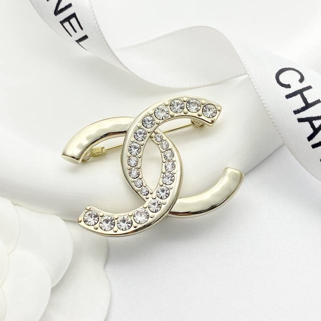 Code A646 Chanel brooch hot-seller, new arrival! Chan 24 semi-diamond double C