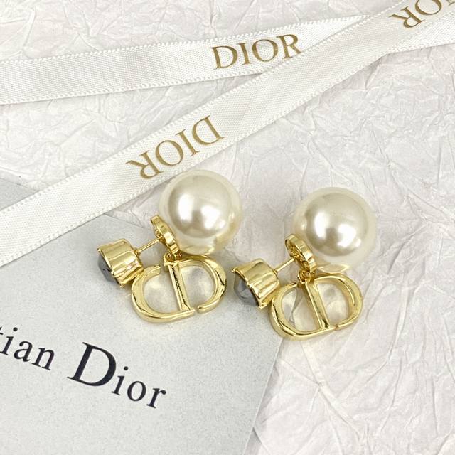 Code E2382 Dior earrings are a hot seller and a new arrival. Dior's new CD blac