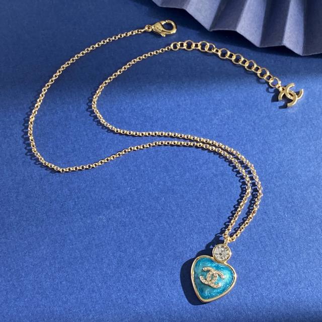 Chanel Chanel light luxury fashion double C letter diamond denim blue heart-shap