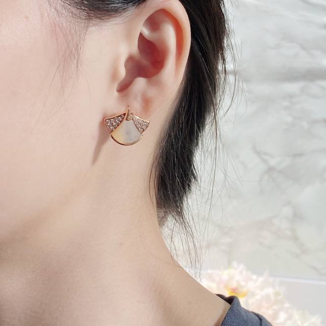 V Gold material upgraded version Bulgari multi-fan skirt fan-shaped earrings ~ L