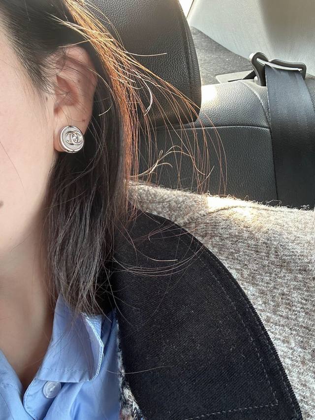 High-quality details as shown in the picture. Round acrylic backpack buckle ear