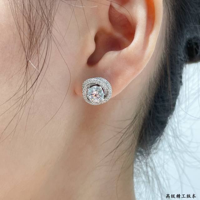 V gold material Cartier flax flower earrings, exquisite and exquisite. From cutt