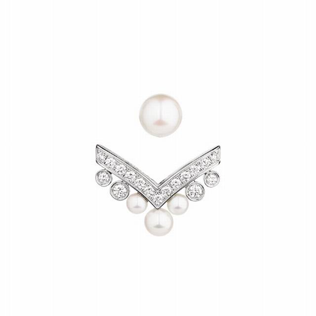 V Gold V-shaped pearl stud earrings, made to match you, are uniquely engraved wi