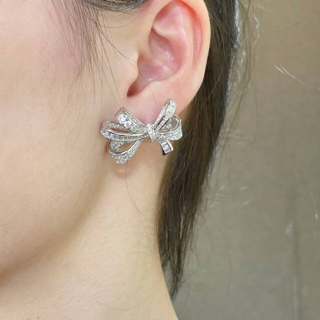 This 925 Graff butterfly earrings are priced at a premium. With exquisite crafts