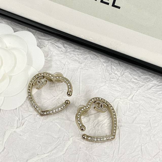 Code E2368 Chanel earrings are hot-selling and are now available on Zp Chan 23