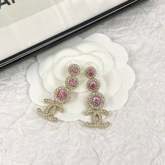 Code E2369 Chanel earrings are hot-selling and are now available in the same Zp