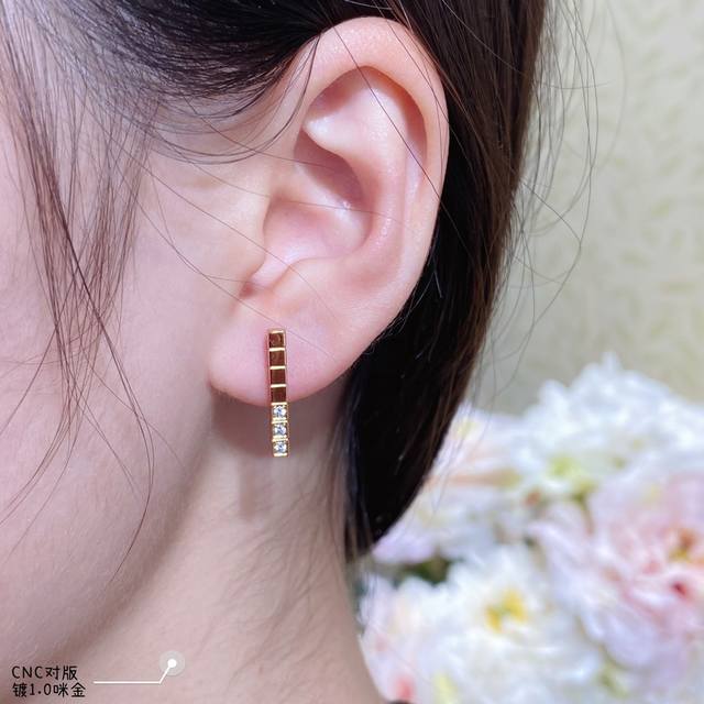 V gold-plated. Chopin long half-diamond earrings. In stock! My love is hidden in
