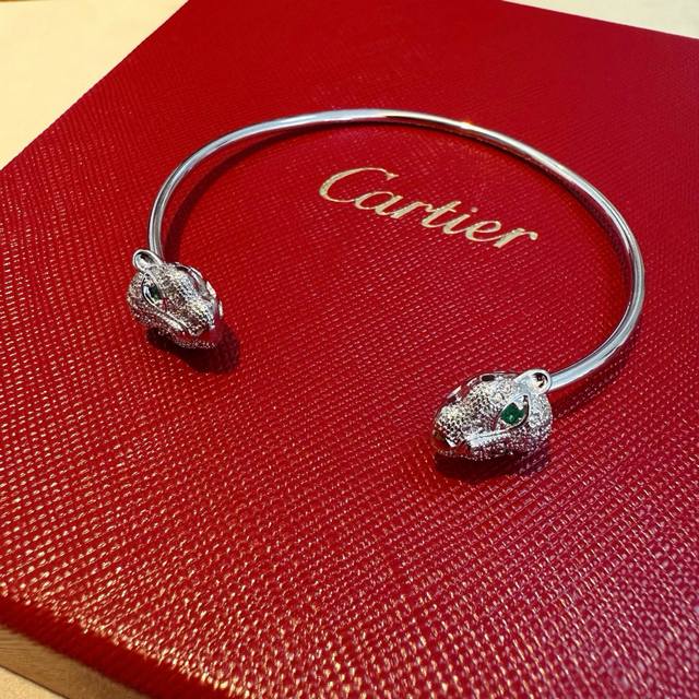 Cartier's high-end custom-made double leopard diamond bracelet features diamond-