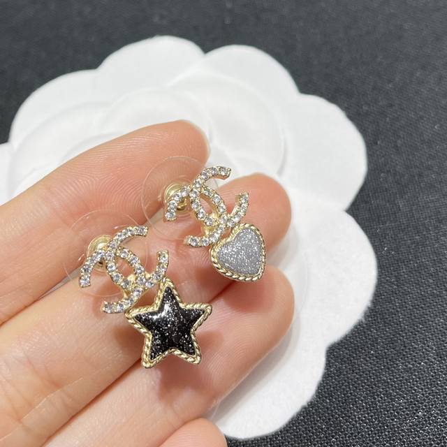 No. Xed0193 Ch*Nel's latest star heart diamond-studded double C earrings, made