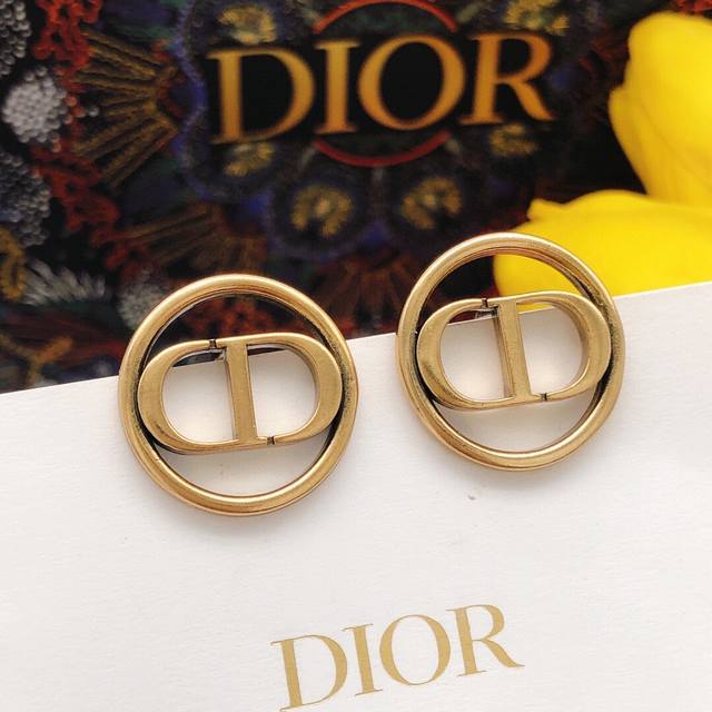 No.Ded0145 There is a kind of beauty called Dior circle Cd classic glossy letter