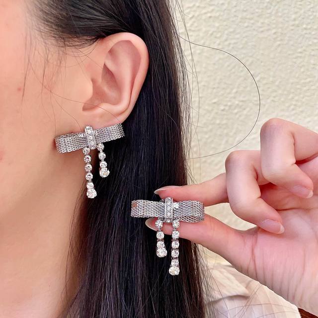 The new bow earrings from Miumiu are finally out! The ZP hairpins are custom-ma