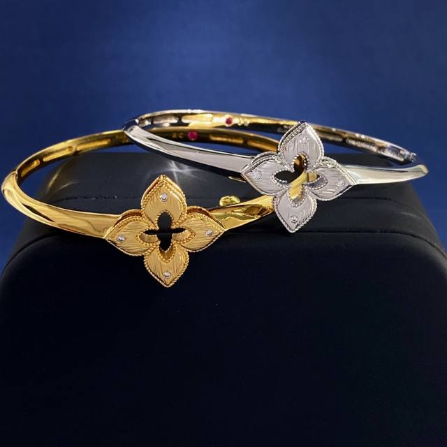Rc80 Roberto Coin brushed surface hollow four-petal flower bracelet made of bras