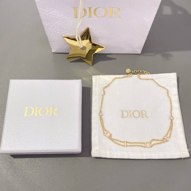We are launching a double-layer D-letter necklace, Z 5500, the latest model! Fir