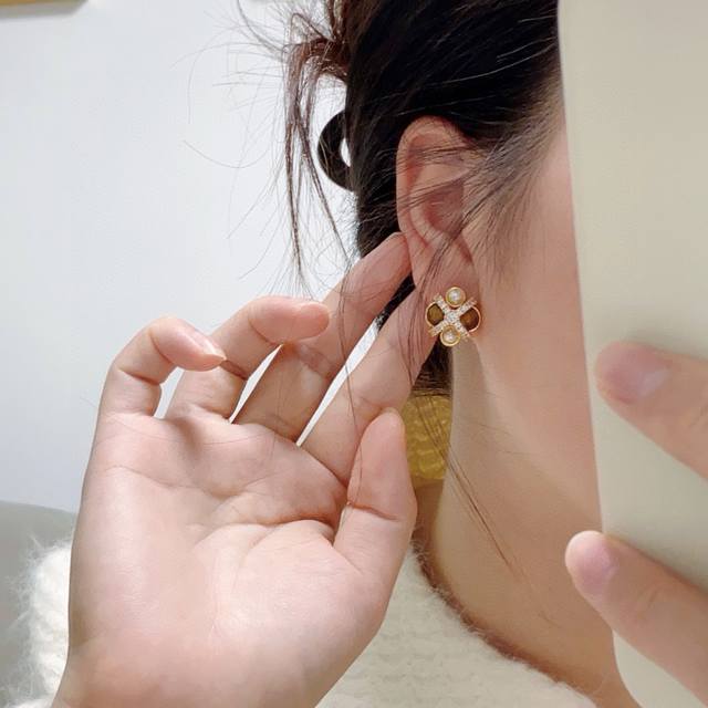The new niche Instagram style diamond-studded earrings are paired with natural t