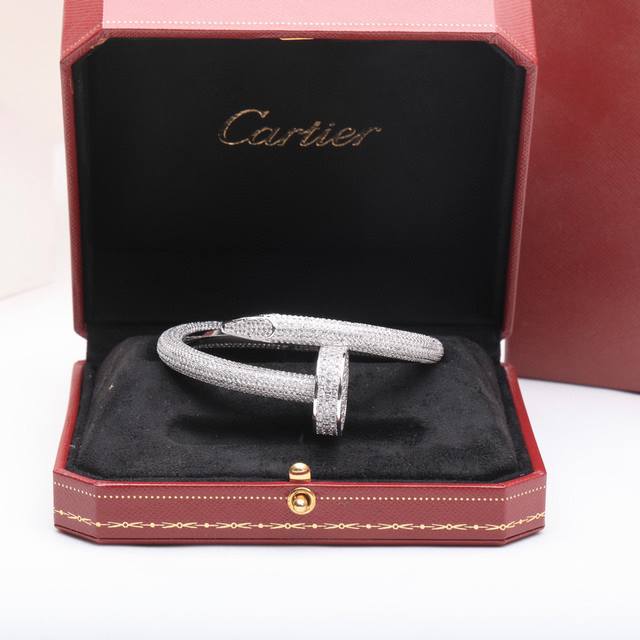 This high-quality, bold, diamond-studded Juste Un Clou bracelet embodies a firm