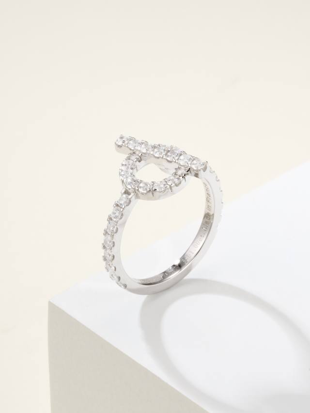 Finesse's small Q ring embodies ultimate charm, available in size 5678. When exq