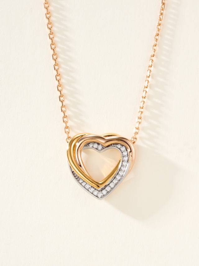 A three-color heart-shaped diamond necklace! Wearing this, even your breath fee