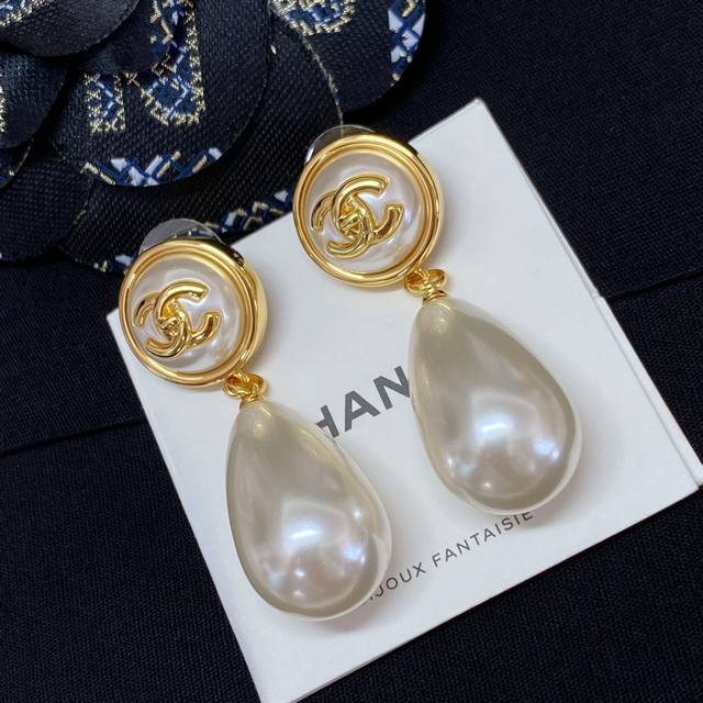 High-quality details as shown in the picture. These large pearl drop earrings wi