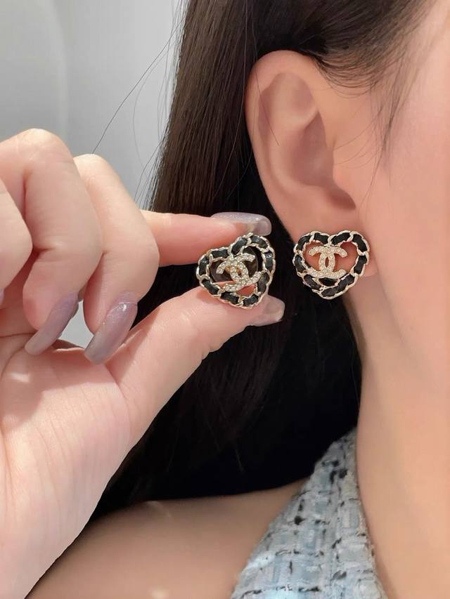 Necklace earrings Chanel earrings are elegant and generous, exquisitely designed
