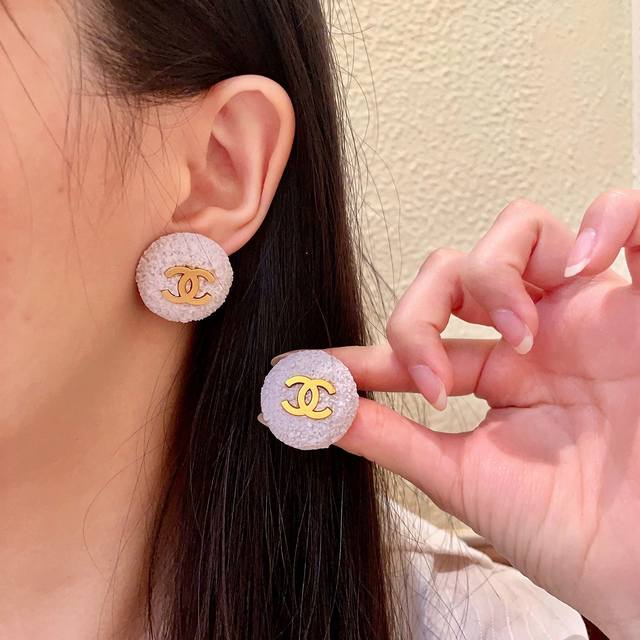 Chanel taro powder ice cream pattern double C earrings DDD