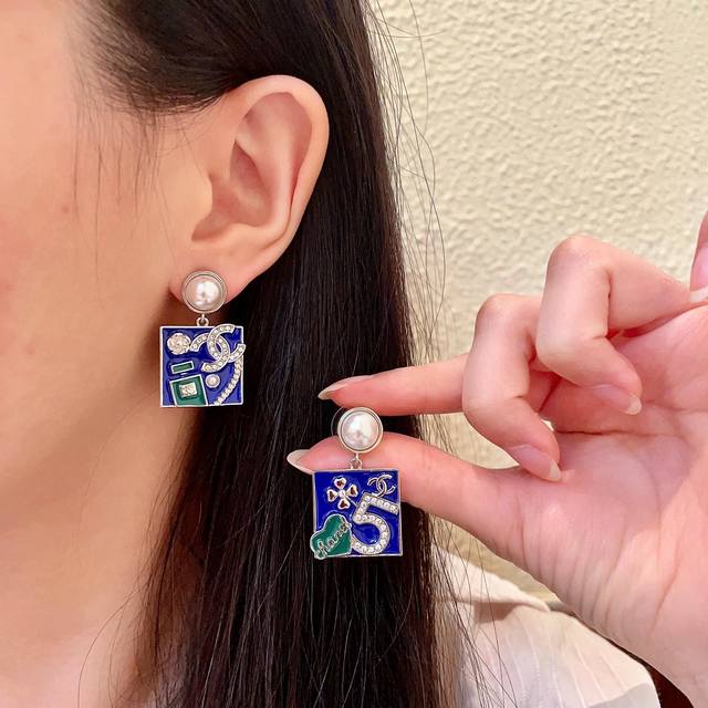 Chanel asymmetrical double C earrings DDD