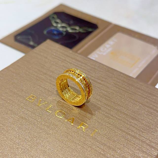 Bulgari necklace in V-gold. The Bulgari Divas' Dream collection is impeccably c