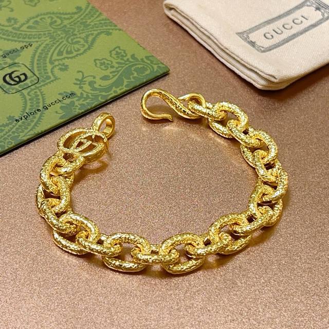 2025's latest luxury bracelet, look for the details! The bracelet features a shi