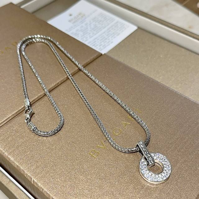 Bulgari necklace made of V gold. The Bulgari Divas' Dream collection is impecca