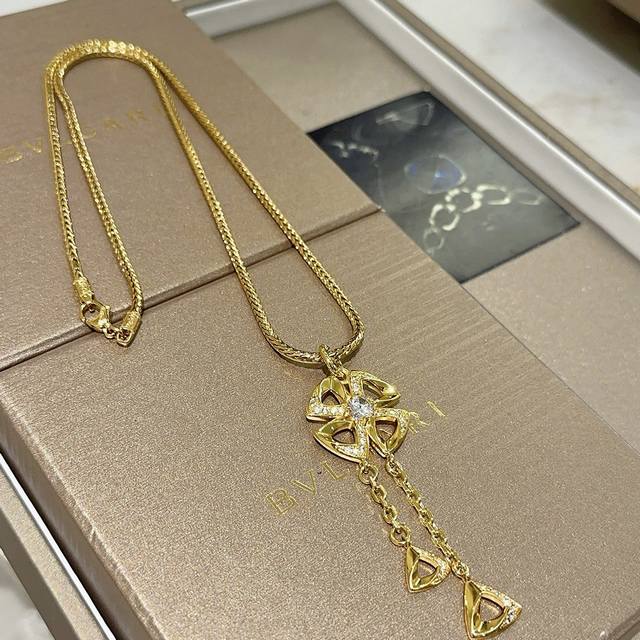 Bulgari necklace made of V gold. The Bulgari Divas' Dream collection is impecca