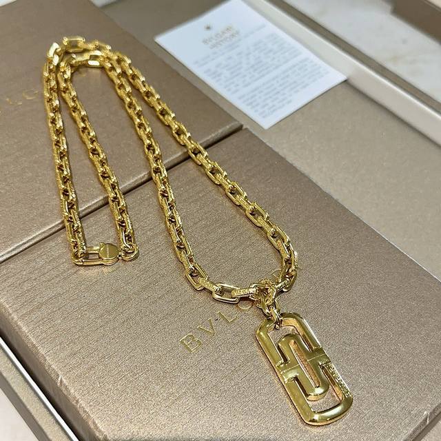 Bulgari necklace made of V gold. The Bulgari Divas' Dream collection is impecca
