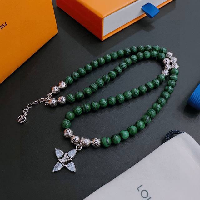 Official exquisite version of Louis Vuitton Lv necklace with multiple elements o