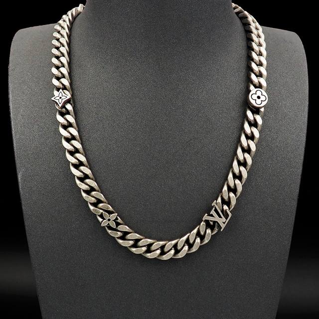 The Lvcity Links Thin necklace embodies a blend of opulence and modern creativit