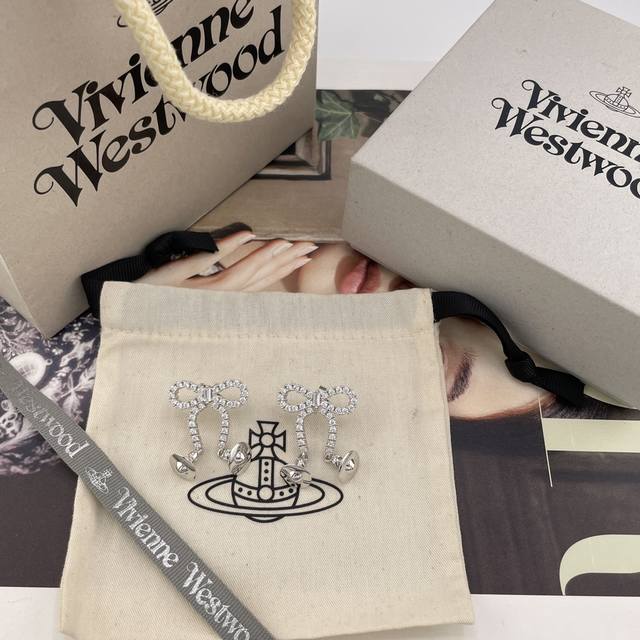 We're VivienneWestwood! Baby, what's Happy Planet? Come, this is Happy Planet!