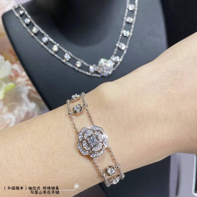 New version, this Chanel Camellia double-layer bracelet in V-gold with a retrac