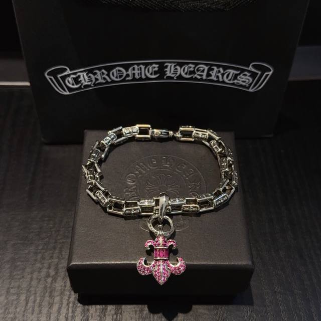 The new counter-quality Chrome Hearts cross bracelet has a unique design style w