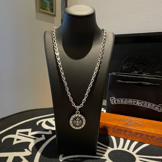 New counter quality Chrome Hearts classic retro cross flower necklace, round pl