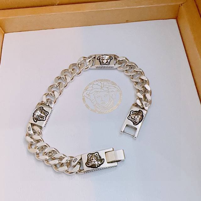 High-quality Versace bracelet with Medusa head, original goods, new model from t