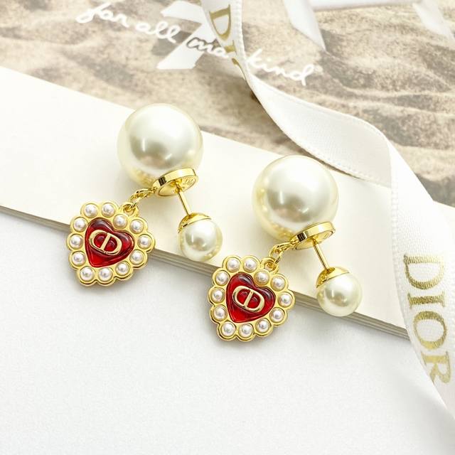 Dior's hot-selling earrings are now available! Dior Burgundy Small Heart Double