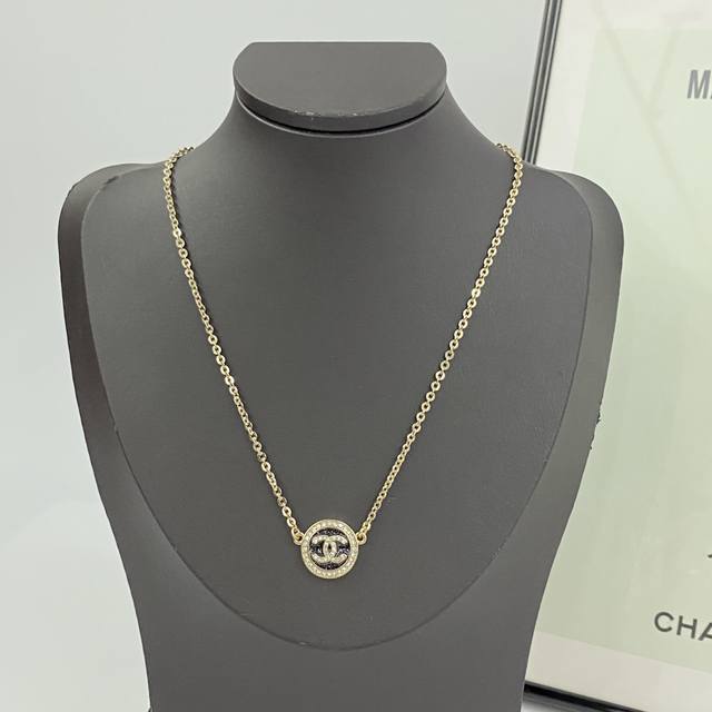 Chanel's best-selling necklace is back! Chan 25 Black Gold Glittering Diamond Ro