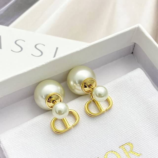 Dior earrings are a hot seller! New arrival! Dior double ball pearl Cd letter ea