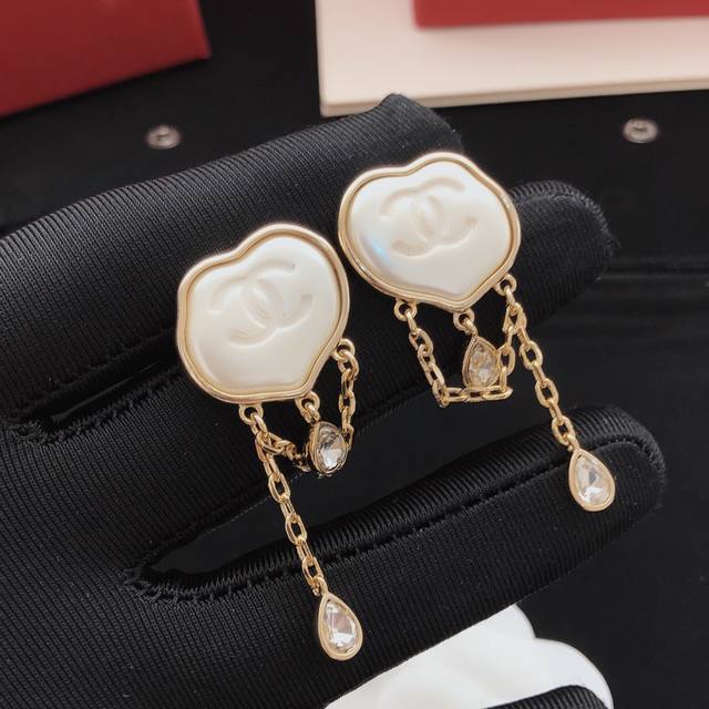 No. Xed0577 Ch*Nel latest irregular tassel earrings consistent with the Z batch