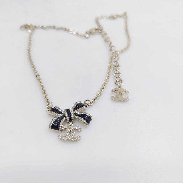 Chanel's latest full diamond black bow necklace is the same as the Z batch of br
