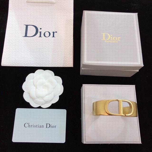 This "Cd" cuff bracelet is part of the iconic Montaigne collection, which featur
