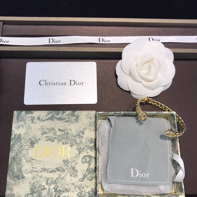 Dior Dior CD letter gold open bracelet counter consistent brass material popular